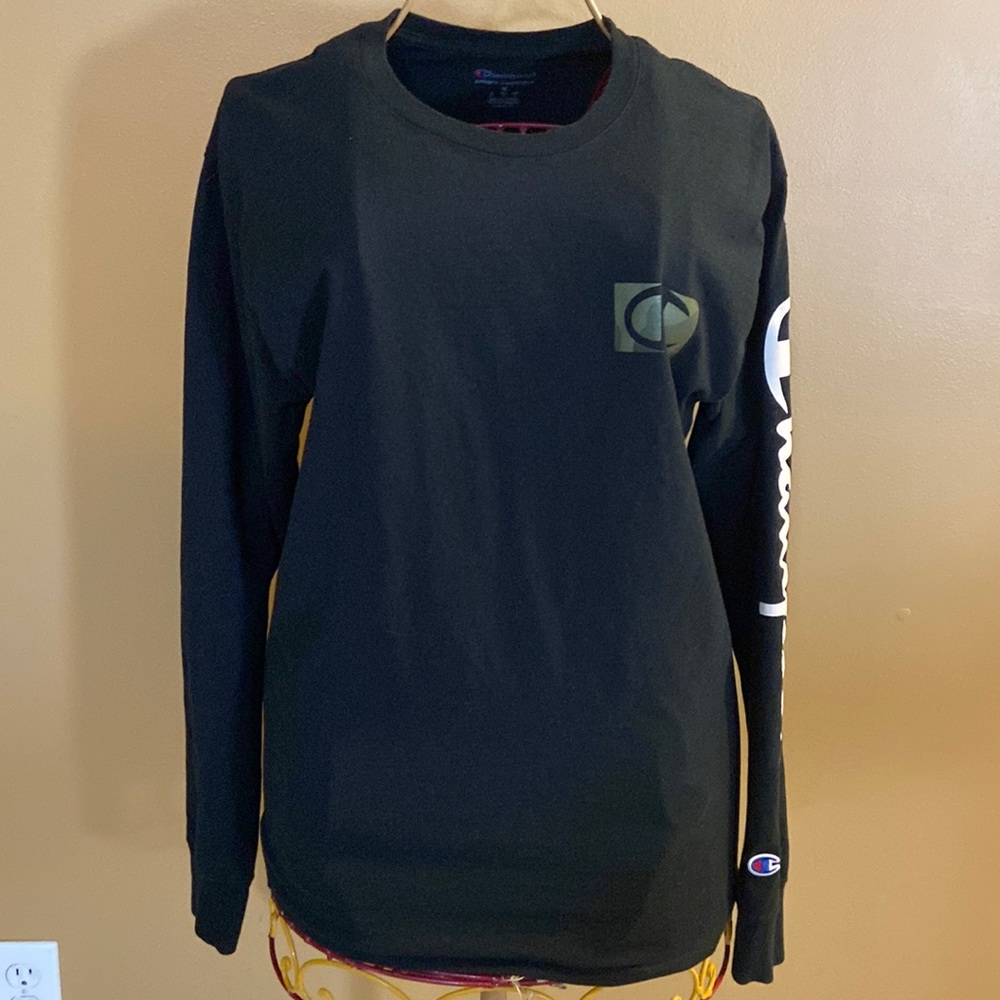 Junior men’s size medium champion long sleeve tee